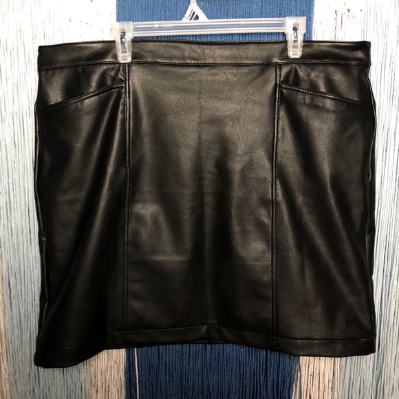 ⭐️ Host Pick ⭐️ Leather Skirt with Pockets - Picture 10 of 10